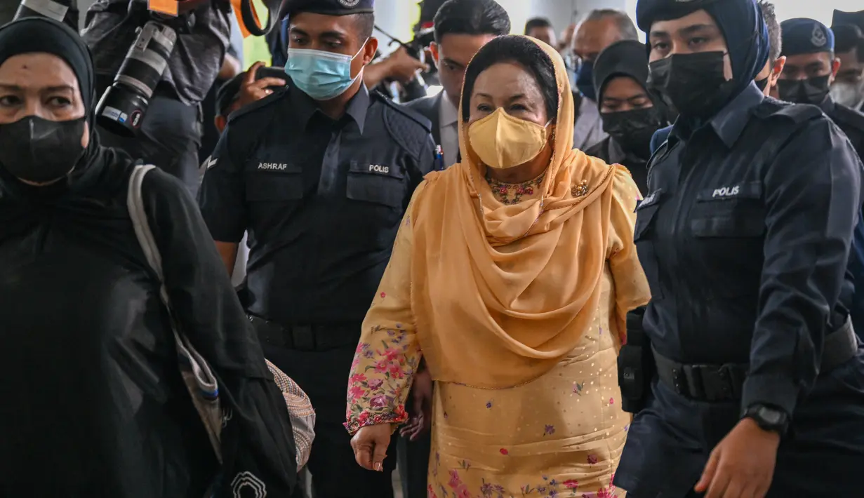 Rosmah Mansor (tengah), istri mantan perdana menteri Najib Razak yang dipenjara, tiba untuk mendengarkan vonis dalam sidang korupsinya di pengadilan tinggi di Kuala Lumpur, Kamis (1/9/2022). Atas tuduhan tersebut Rosmah Mansor terancam hukuman hingga 20 tahun penjara dan denda setidaknya lima kali lipat jumlah suap. (Mohd RASFAN / AFP)