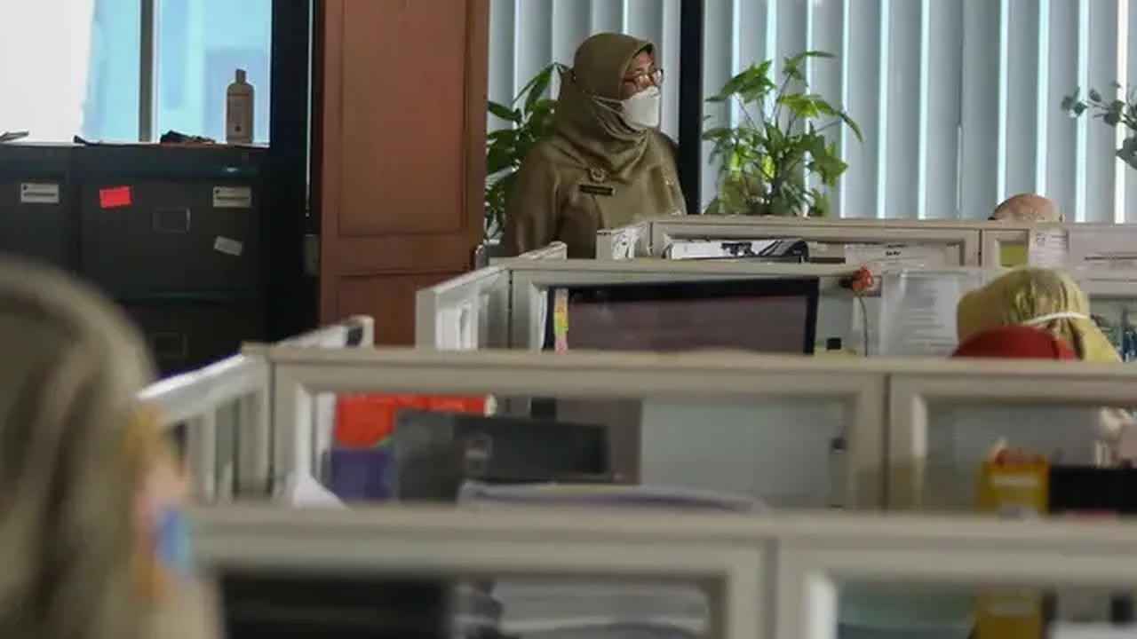 Pemprov DKI Jakarta menerapkan work from home (WFH) 50 persen pada Senin (21/8). Sedangkan, 50 persen lainnya bekerja di kantor.