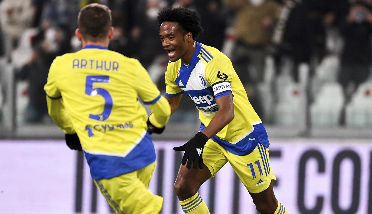 Juventus akhirnya unggul 1-0 pada menit ke-24. Gol dicetak lewat eksekusi tendangan bebas mendatar Juan Cuadrado yang mengarahkan bola ke pojok kiri gawang Sampdoria. (LaPresse via AP/Marco Alpozzi)