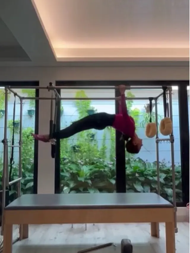 Astrid Tiar sedang berolahraga dengan gerakan pilates. (Instagram @astridtiar127)
