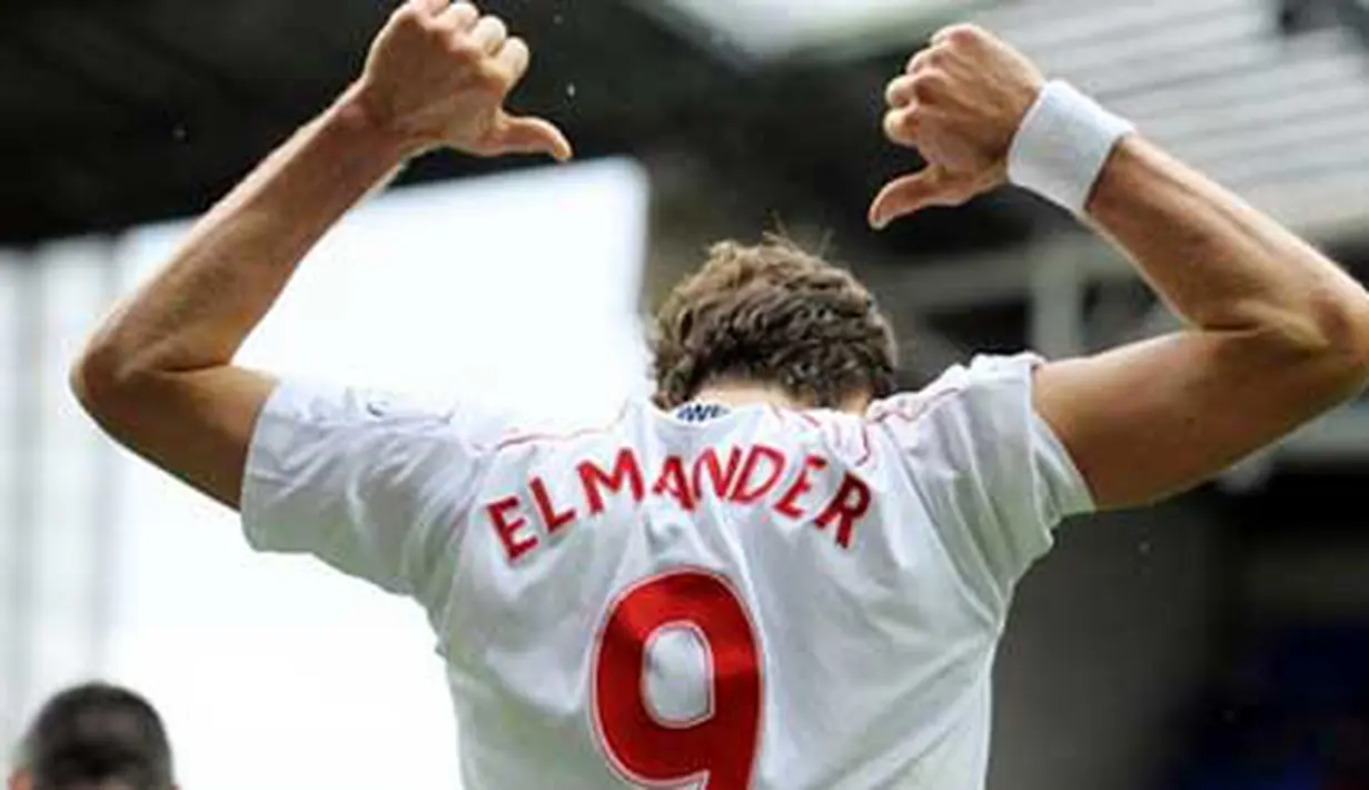 Bolton Wanderers' Swedish striker Johan Elmander celebrates his goal during the English Premier League football match between Wigan Athletic and Bolton Wanderers at The DW Stadium, Wigan, north-west England on October 23, 2010. AFP PHOTO/ANDREW YATES.