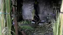 Pengrajin menganyam Daun Ketupat di Pasar Palmerah, Jakarta, Rabu (23/9/2015). Jelang Hari Raya Idul Adha 1436 H Permintaan Daun Ketupat Meningkat dengan harga penjualan 1 ikat (Isi 10 daun ketupat) seharga sepuluh ribu rupiah. (Liputan6.com/Johan Tallo)