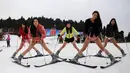 Sejumlah wanita bermain ski tanpa mengenakan celana di Dugongshan Ski Resort, Cina. Foto diambil Selasa (13/01/2015). (CHINA OUT AFP PHOTO)