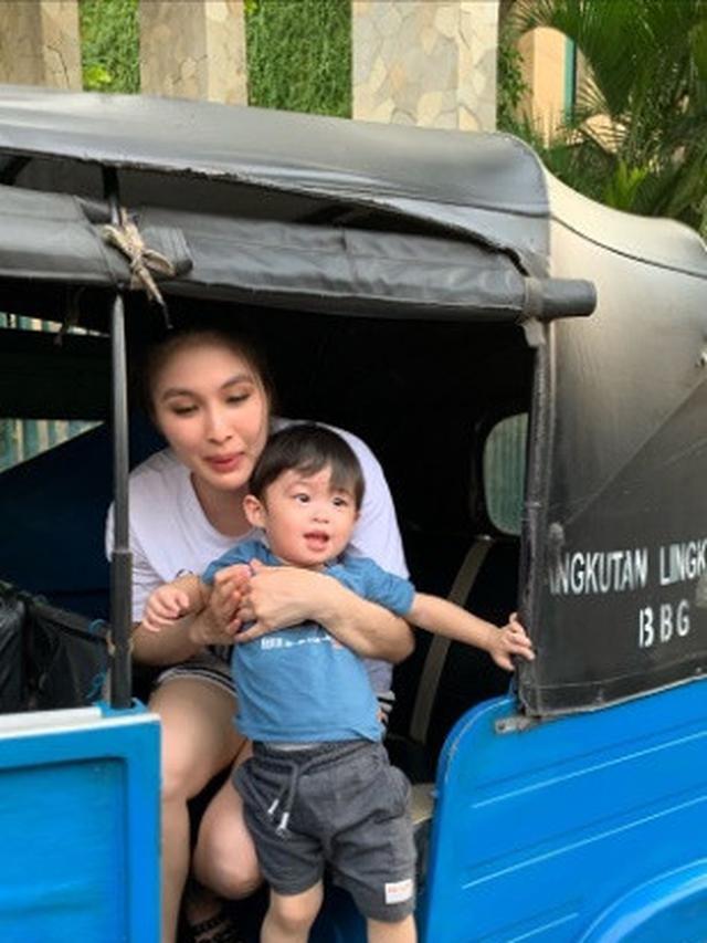 7 Potret Sederhana Raphael Moeis dan Sandra Dewi Naik Bajaj