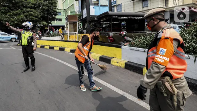 FOTO: PSBB Jakarta, Petugas Razia Masker di Tanah Abang