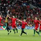 Para pemain Portugal berlari menyapa fans saat berselebrasi usai pertandingan melawan Belanda pada babak final Piala UEFA Nations League di Estadio do Dragao, Porto (10/6/2019). Portugal berhasil mengalahkan Belanda 1-0, berkat gol Goncalo Guedes. (AP Photo/Armando Franca)