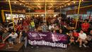 Komunitas IndoManUtd Regional Jakarta memeriahkan acara Roaring Night edisi perdana yang menampilkan pertandingan Premier League 2023/2024 antara West Ham United kontra Manchester United di Pitch 98, Kemang, Jakarta, Sabtu (23/12/2023). (Bola.com/Bagaskara Lazuardi)