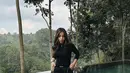 Dengan tampilan ini, sepertinya tak ada yang mengira Nikita Willy adalah ibu anak satu. Ia tampil bak remaja dengan long sleeve hitam dan jogger pants. [@nikitawillyofficial94]