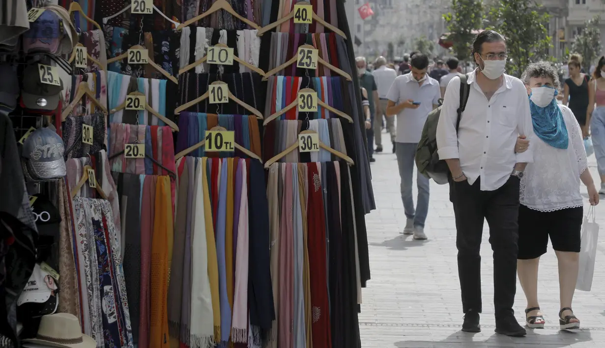 Warga berjalan melewati sebuah toko di Istanbul, Turki, 27 Juli 2020. Perekonomian Turki mengalami kesulitan dengan adanya lonjakan inflasi pada Juni saat pemerintah memutuskan untuk melonggarkan lockdown yang diterapkan guna mengatasi penyebaran COVID-19. (Xinhua/Osman Orsal)