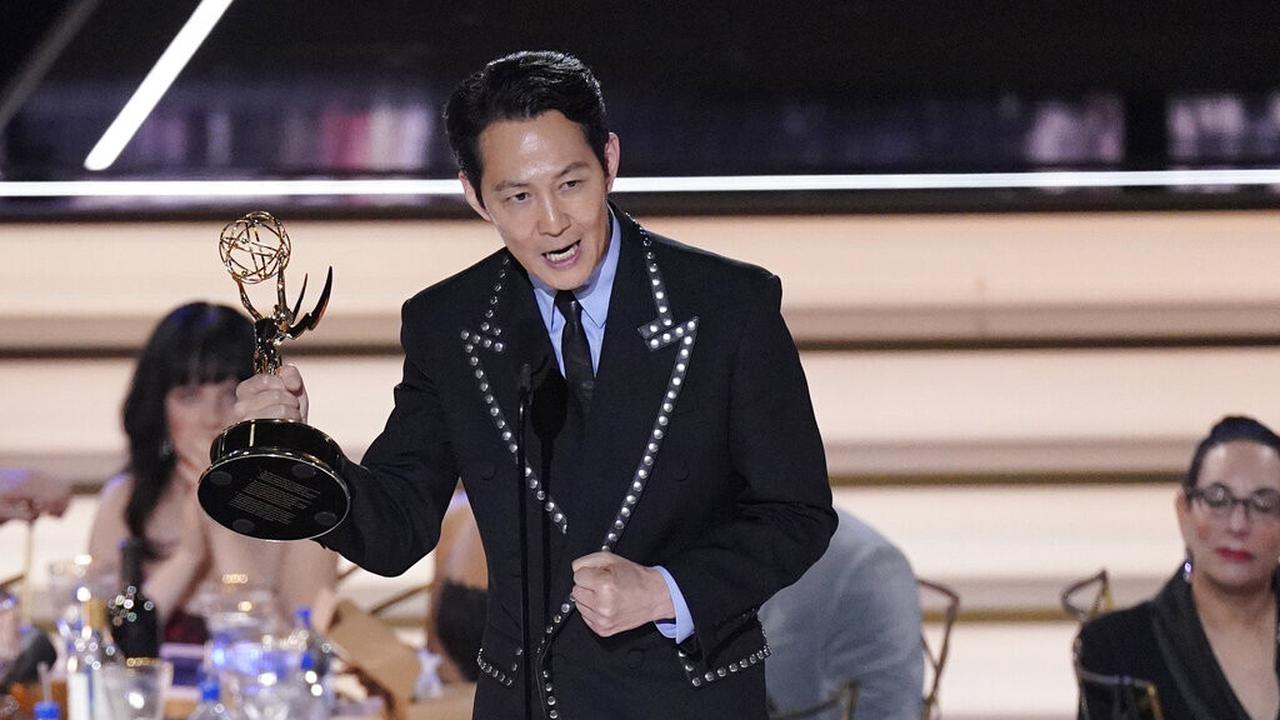 Lee Jung Jae menang dalam kategori Outstanding Lead Actor in Drama Series di Emmy Awards 2022. (AP Photo/Mark Terrill)