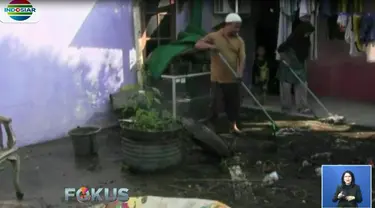 Akibat jebolnya tanggul, permukiman tersebut direndam banjir dengan ketinggian satu meter pada Minggu malam.