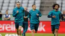 Pemain Real Madrid, Gareth Bale (kiri) bersama Mateo Kovacic (tengah) dan Marcelo (kanan) saat berlatih di Munich, Jerman, Selasa (24/4). Pertandingan antara Bayern Munchen dan Real Madrid akan berlangsung di Allianz Arena. (AP Photo/Matthias Schrader)