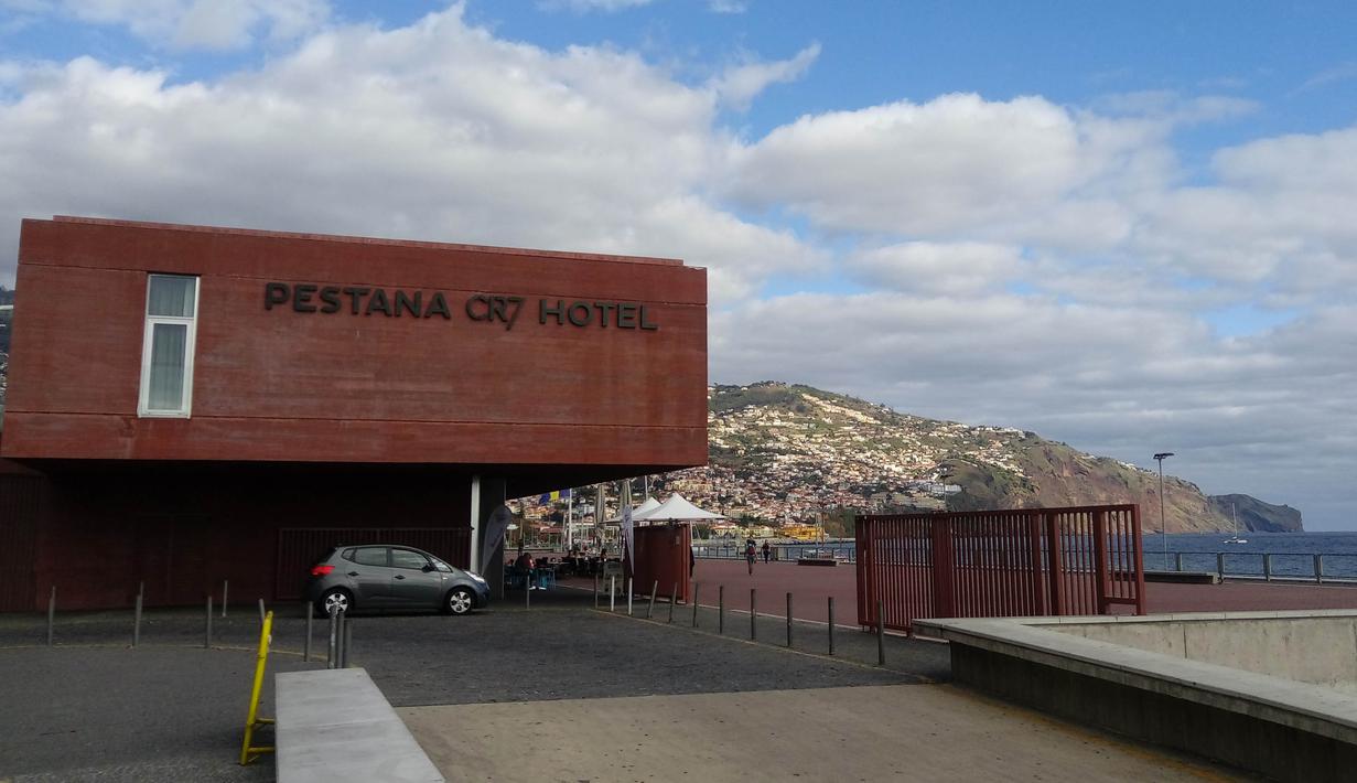 Restoran milik Cristiano Ronaldo bernama CR7 Corner Restaurant and Bar terdapat di lantai dasar Hotel Pestana CR 7. Ronaldo membangun bisnis pariwisata itu di kota kelahirannya Funchal.  (Bola.com/Reza Khomaini)