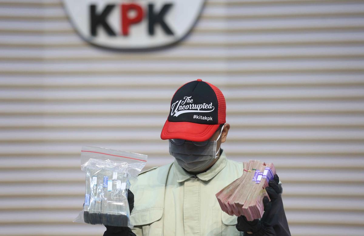 FOTO: KPK Tunjukkan Barang Bukti Uang dari OTT Bupati Cilacap