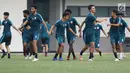 Pemain Timnas Qatar U-19 melakukan pemanasan jelang latihan di Lapangan A Kompleks GBK, Jakarta, Rabu (17/10). Timnas Qatar tergabuing di Grup A Piala AFC U-19 bersama Indonesia dan Chinese Taipei serta Uni Emirat Arab. (Liputan6.com/Helmi Fithriansyah)