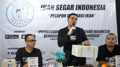 Pendiri Ikan Segar Indonesia, Ronald (kiri), Catur (tengah) serta Rachmat Ferdiansyah selaku Commerce Director saat menunjukan kemasan Ikan Segar Indonesia di Jakarta, Kamis (30/11). (Liputan6.com/Pool/Ridho)