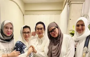 Toleransi, Donna Agnesia Berhijab Kala Hadiri Tahlil 7 Hari Rachmat Gobel
