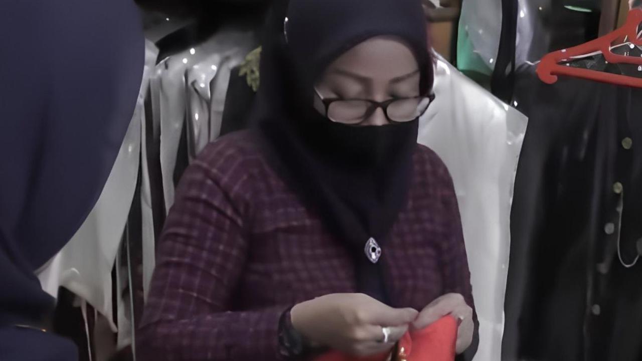 Hampir seluruh jenis pakaian adat dari berbagai suku di Indonesia tersedia di tempat ini. Selain itu, penyewaan baju adat ini juga menyediakan beberapa aksesoris tambahan.