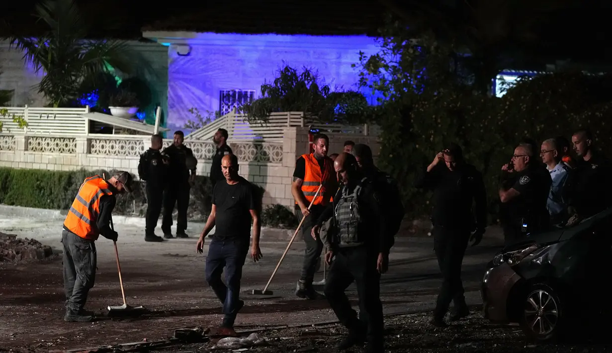 Pihak berwenang Israel memerintahkan agar warga yang tinggal di kota-kota di sepanjang pagar perbatasan Gaza untuk tetap dekat atau di dalam tempat penampungan. (AP Photo/Ohad Zwigenberg)