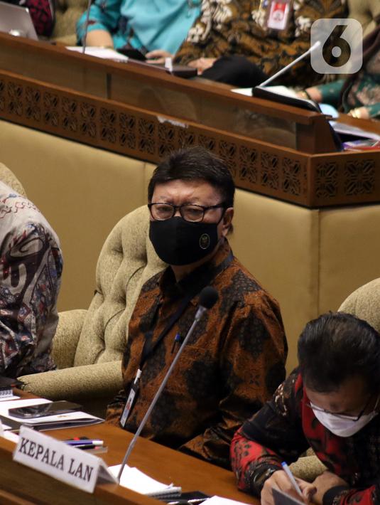 Menteri Pendayagunaan Aparatur Negara dan Reformasi Birokrasi Tjahjo Kumolo mengikuti rapat dengar pendapat dengan Komisi II DPR di Kompleks Parlemen, Jakarta, Kamis (7/4/2022). Rapat membahas evaluasi pelaksanaan program dan anggaran tahun 2021. (Liputan6.com/Angga Yuniar)
