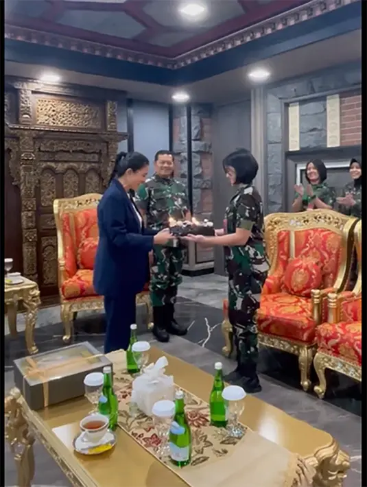 Seorang perempuan berseragam TNI datang membawakan kue ulang tahun. Marcella tampak tersenyum bahagia. Kejutan ini menjadi luar biasa karena di depan Panglima TNI. [Instagram/marcella.zalianty]