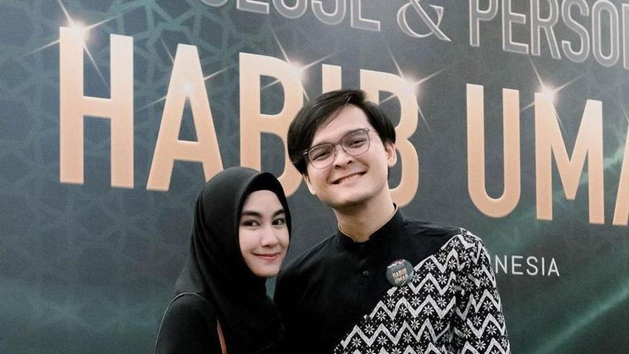 Kebanyakan pasangan artis tanah air menghadiri kajian dengan mengenakan busana batik. Anisa Rahma dan suami juga terlihat mengenakan busana batik dengan kombinasi kain polos berwarna hitam.