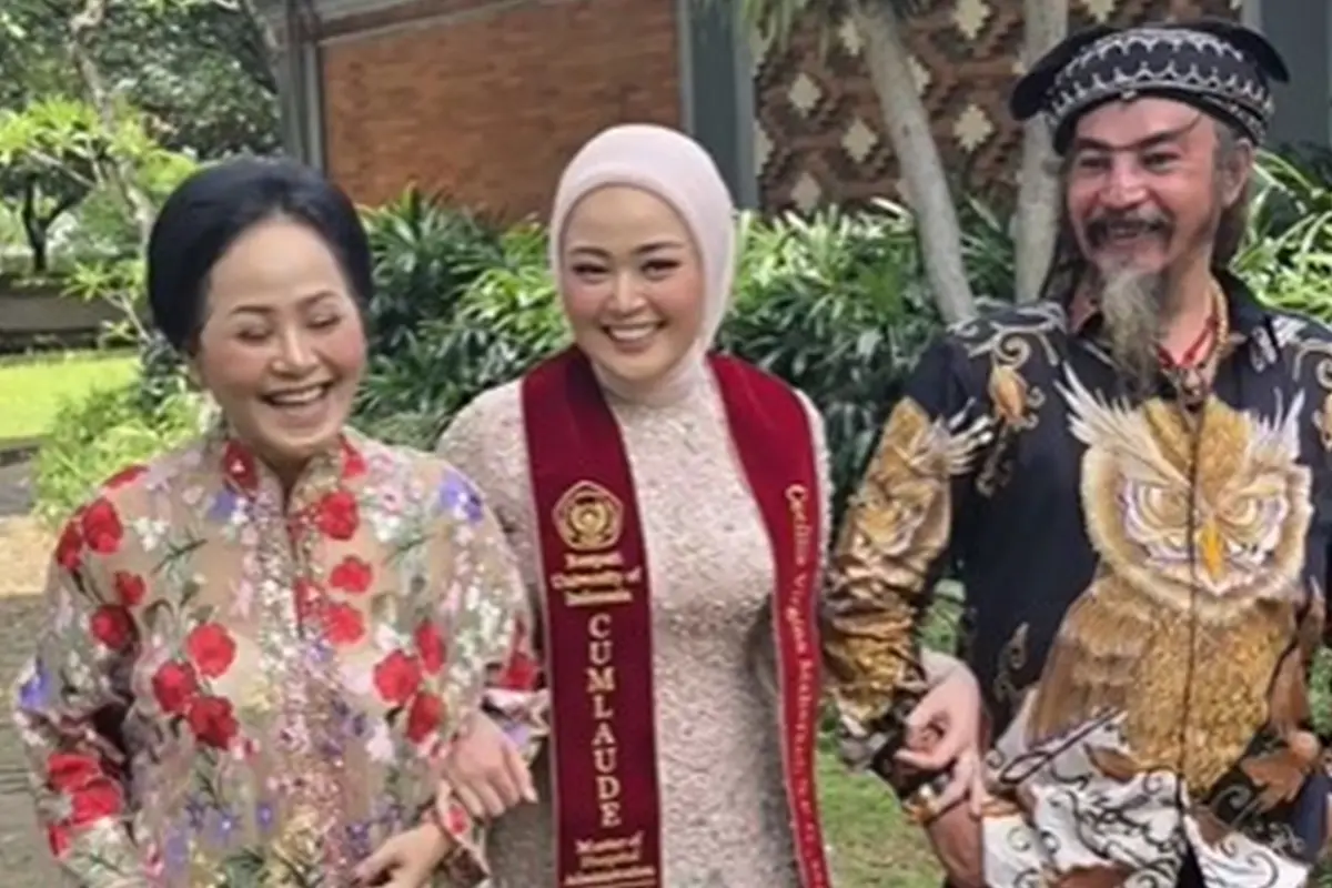 6 Potret Cecillia Gina Putri Limbad Lulus S2 MARS, Wisuda Dihadiri Keluarga