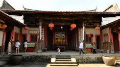 Sejumlah turis mengunjungi Aijing Zhuang, sebuah desa bersejarah yang dikelilingi benteng, di Tongan, Wilayah Yongtai, Provinsi Fujian, China, 19 Juli 2020. Beragam kebijakan telah diterapkan guna melestarikan desa-desa bersejarah di Wilayah Yongtai. (Xinhua/Wei Peiquan)
