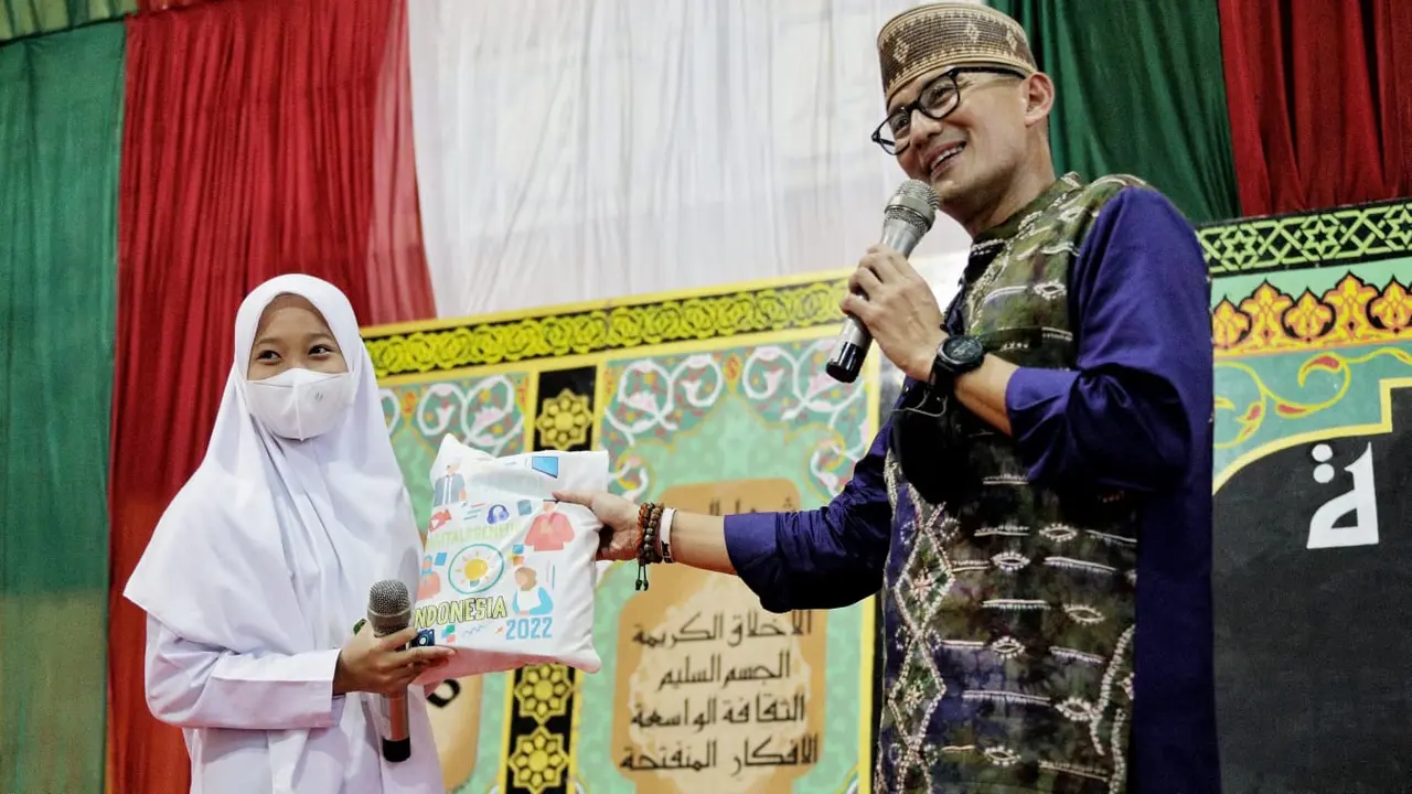 Sandiaga memberikan bantuan santri di Martapura. (Dian Kurniawan/Liputan6.com)