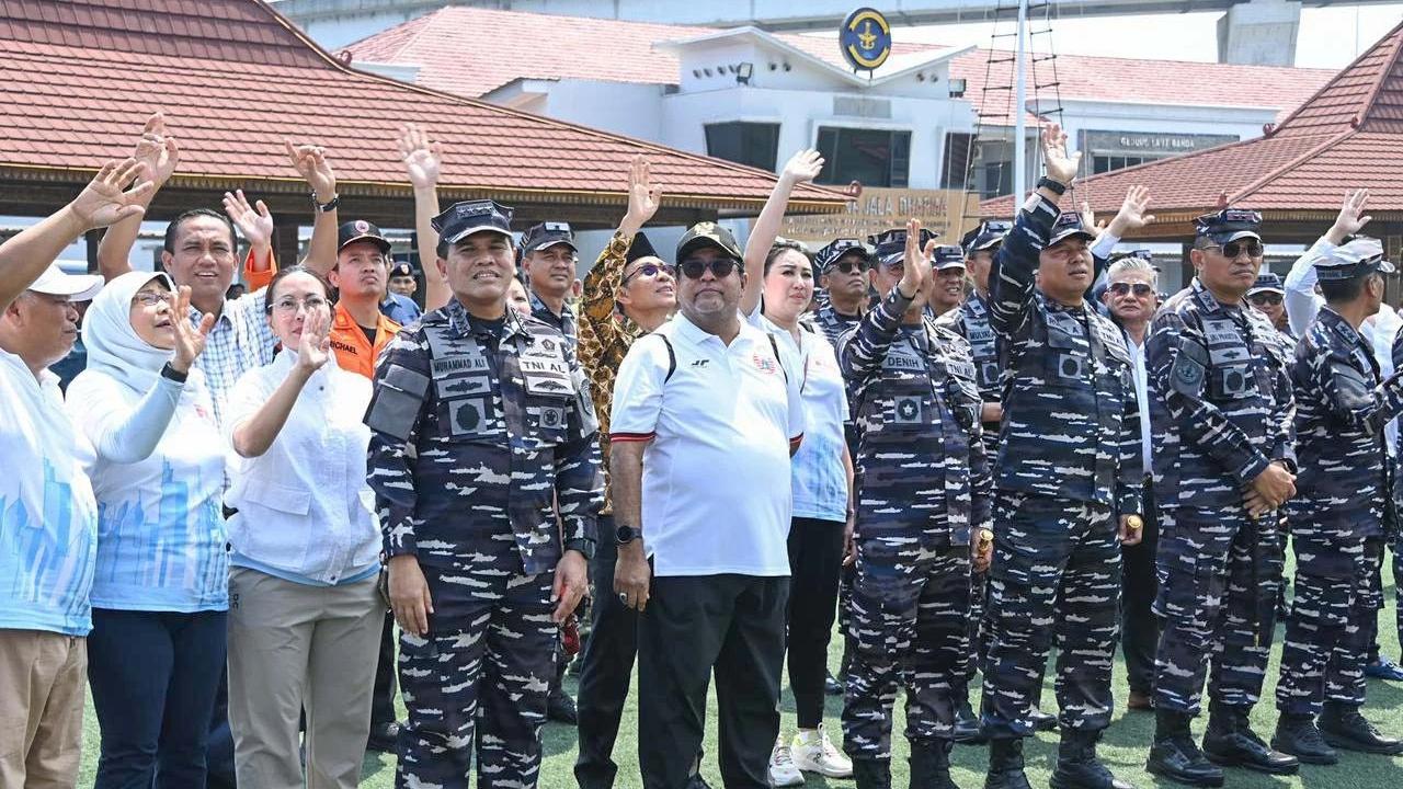 Pelepasan bantuan kemanusiaan dengan menggunakan kapal perang TNI AL di Dermaga Kolinlamil, Jakarta Utara, Minggu (30/22/2025).