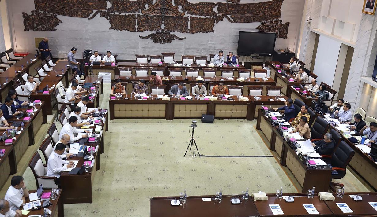 Kepastian ini disampaikan di tengah tekanan harga energi global. Tampak dalam foto, suasana rapat kerja Kementerian Keuangan dengan Komisi XI DPR di Kompleks Parlemen, Senayan, Jakarta, Senin (6/4/2026). (merdeka.com/Arie Basuki)