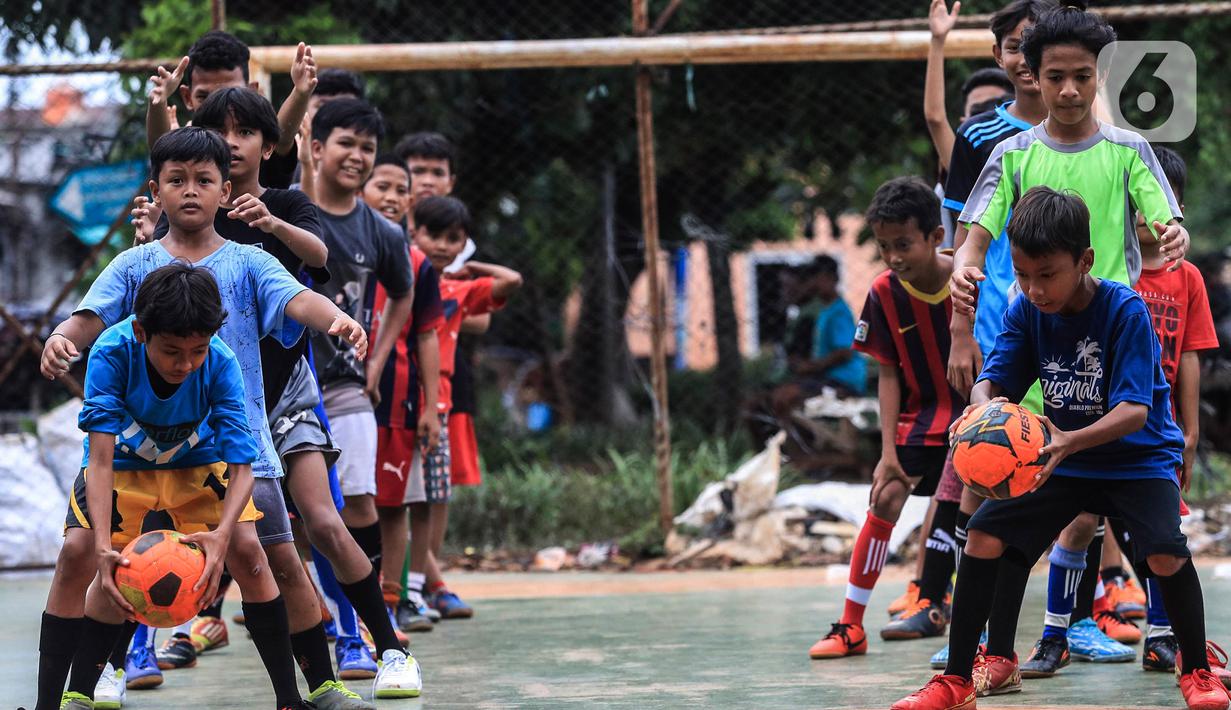 FOTO: Keceriaan Anak-Anak Berlatih Sepak Bola di Pinggiran ...