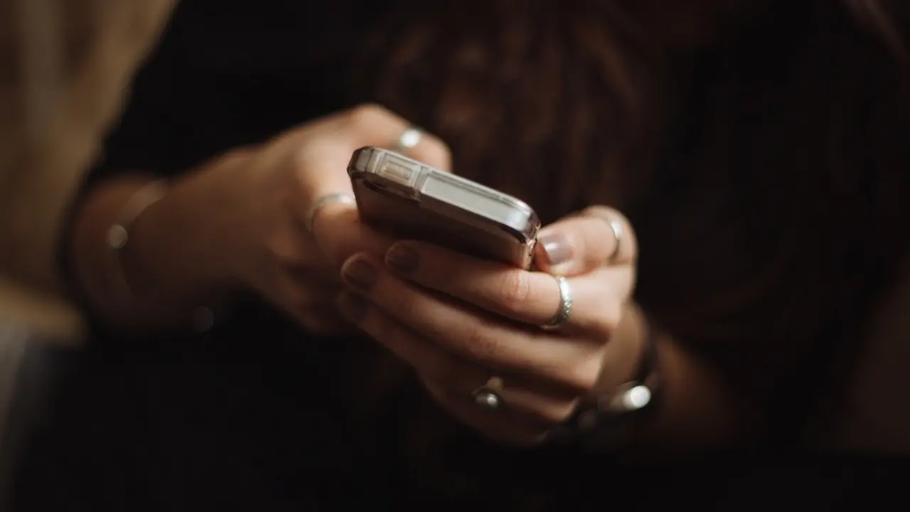 Ilustrasi Relationship Smartphone