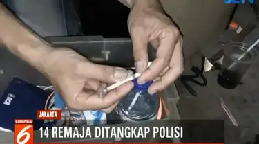 Saat digrebek, para remaja ini sempat membuang barang bukti berupa satu paket sabu seberat 0,56 gram keluar jendela.