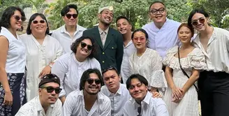 Tamu-tamu undangan yang hadir kompak mengenakan dress code serba putih, menambah kesan elegan dan suci pada momen spesial tersebut. [@vidialdiano/@rendharais/@bensihombing/@rizkyfbian].