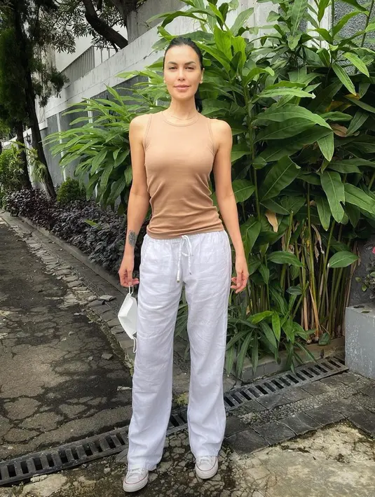 Meski kerap tampil memukau di depan kamera, siapa sangka di kesehariannya Sophia Latjuba terlihat simpel dengan gaya kasual. Sedang hangout, ia tampil dengan tanktop dan celana panjang serta sneakers.
(Liputan6.com/IG/@sophia_latjuba88)