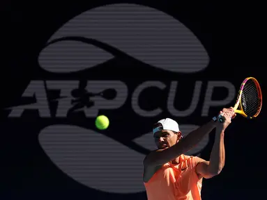 Petenis Spanyol, Rafael Nadal menjalani sesi latihan sebagai persiapan Turnamen Tenis ATP Cup dan menjelang Australia Open di Melbourne, Minggu (31/1/2021). (AFP/David Gray)