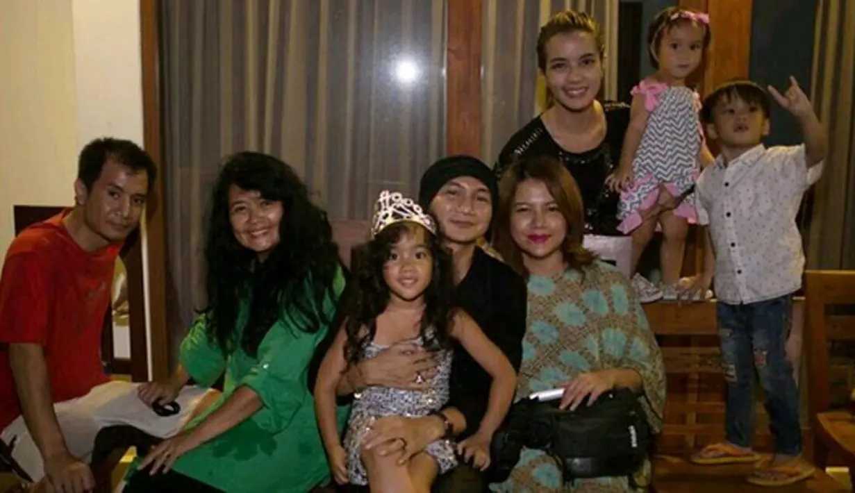 Anji beserta istrinya menyempatkan berfoto bersama dengan Sheila Marcia bersama anak-anaknya.  (Instagram/sheilamarciajoseph)