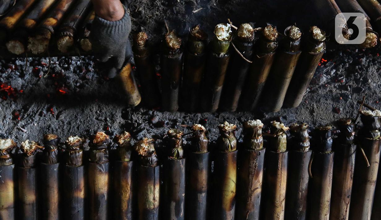 Tidak banyak masyarakat yang mengetahui, kalau omzet pembuat penganan kuliner lemang yang merupakan khas masyakat Melayu, sangat menggiurkan terutama sepanjang bulan Ramadhan. (Liputan6.com/Herman Zakharia)