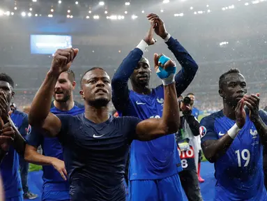 Para pemain timnas Prancis melakukan selebrasi usai menang atas Islandia dalam laga babak perempat final Piala Eropa di Stade Velodrome, Perancis, (3/7). Prancis melaju ke Semifinal usai menang atas Islandia dengan skor 5-2. (REUTERS/Darren Staples)