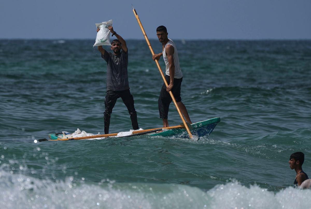 FOTO: Di Tengah Krisis, Warga Gaza Berebut Bantuan yang Tercebur ke Laut Mediterania