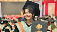 Kenakan jubah dan toga wisuda sembari memegang ijazahnya, kebahagiaan terpancar jelas di wajah Cesen. Meski sibuk jadi ibu dua anak, namun artis berusia 25 tahun ini berhasil selesaikan studinya. Dalam keterangan unggahannya, Cesen bercerita bahwa matanya tengah alami bintitan, namun tak mengurangi pesonanya di hari bahagianya karena dibantu dengan makeup. (Liputan6.com/IG@ceseniy)