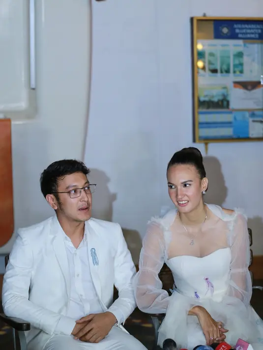 Seperti yang diberitakan, Nadine Chandrawinata dan Dimas Anggara menikah di Bhutan pada 5 Mei 2018 yang lalu. Beberapa bulan setelahnya, tepatnya tanggal 7 Juli 2018, mereka menggelar resepsi di Lombok. (Adrian Putra/Bintang.com)