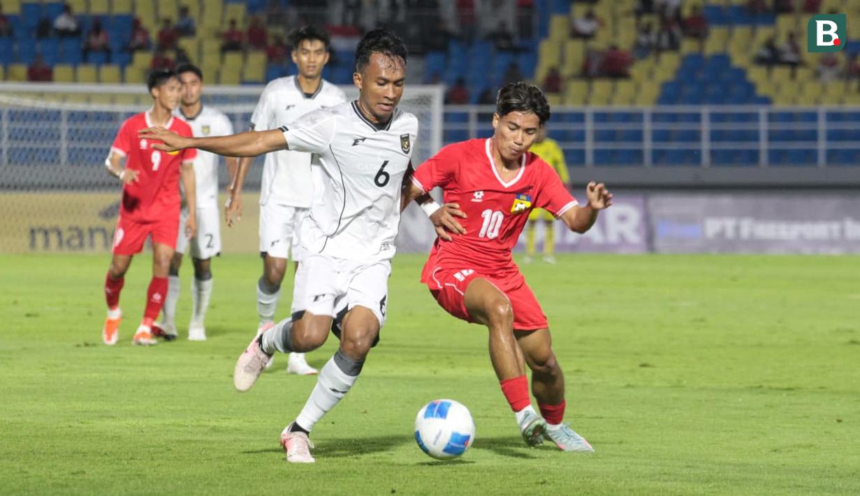 <p>Pemain Timnas Indonesia U-23, Robi Darwis berebut bola dengan pemain Laos, Peeter Phanthavong dalam laga Grup J Kualifikasi Piala Asia U-23 2026 di Stadion Gelora Delta, Sidoarjo, Jawa Timur, Rabu (03/09/2025). (Bola.com/Wahyu Pratama)</p>