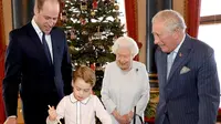 Keluarga kerajaan membuat puding Natal bersama di Buckingham Palace, Minggu, 22 Desember 2019. (dok Instagram @kensingtonroyal/https://www.instagram.com/p/B6WcfCSlbm4//Adhita Diansyavira)