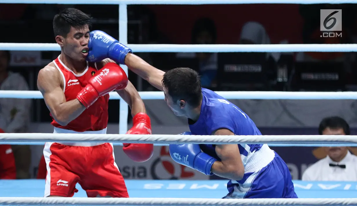 Petinju putra Indonesia, Sunan Agung Amoragam (kaus merah) mendapat pukulan Mirazizbek Mirzakhalilov (Uzbekistan) pada semifinal bantam 56kg putra Asian Games 2018 di JIEXPO Kemayoran, Jumat (31/8). Amoragam kalah 0-5. (Liputan6.com/Helmi Fithriansyah)