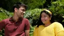 Adegan ini memperlihatkan interaksi Marshanda dengan Wafda Saifan. Tampak Marshanda tampil dengan bandana kuning yang dipadu dengan anting berwarna serupa. Ia pakai atasan kuning lengan panjang bermotif garis zigzag. Pundak hingga bagian perutnya membesar namun aura cantik pelantun “Pasangan Yang tepat” tetap memendar. Bikin penasaran, ya! (Foto: Dok. Spectrum Film)