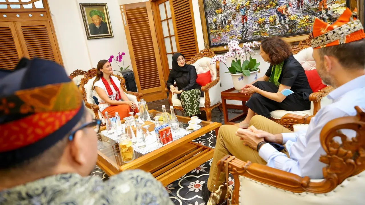 Bupati Banyuwangi Ipuk Fiestiandani (baju hitam) berdiskusi dengan CEO sekaligus Managing Partner Systemiq Taraneh Azzad  di Pendopo Banyuwangi (Istimewa)