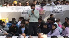 Bajrang Punia, pegulat India yang memenangkan medali perunggu di Olimpiade Tokyo 2020, berbicara kepada media selama protes terhadap Presiden Federasi Gulat India Brijbhushan Sharan Singh dan pejabat lainnya di New Delhi, India, Jumat (20/1/2023). Pegulat top India memimpin protes di dekat gedung parlemen menuduh presiden federasi dan pelatih melakukan pelecehan seksual dan mental terhadap pegulat muda. (AP Photo/Manish Swarup)