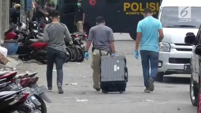 Densus 88 anti teror menggeledah rumah pelaku pengeboman Mapolrestabes Surabaya. Polisi menemukan sejumlah bahan peledak aktif saat penggeledahan